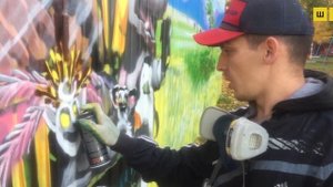 Шарыповский художник Андрей Ширшов превратил ограждение площадки для мусора  в  арт-объект.