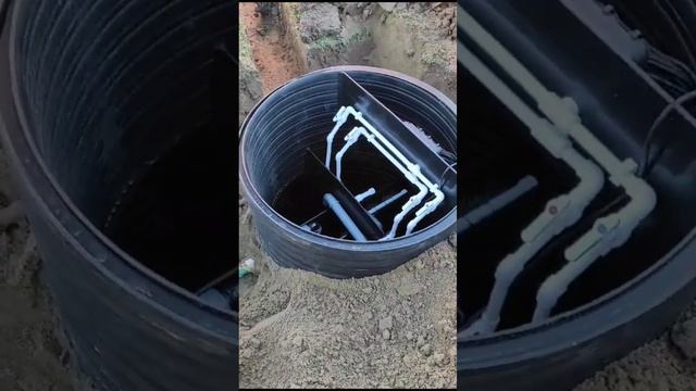 Поставили компактный септик Термолос Авто 2. Очистка 300 литров в сутки. Можно выключать.
