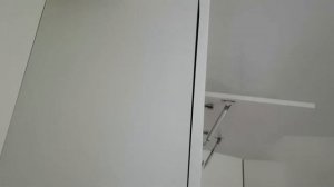 Установка модульной кухни Tiffany - установка шкафов и настройка дверей.