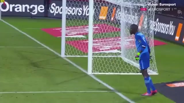 Вратарь поставил себе подножку, выиграв время для команды