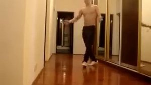 Парень красиво танцует (Стиль танца Shuffle)