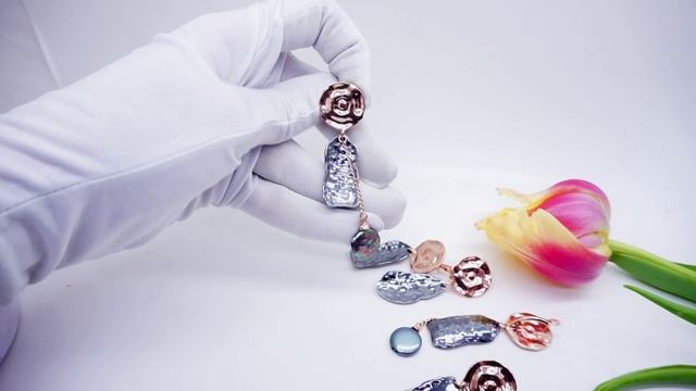 Серьги "Мей" длинные модерн жемчуг чёрный барочный посеребрение позолота мятый металл 2507 Хорошие В