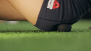 Разминка ягодичных мышц резиновым мячом