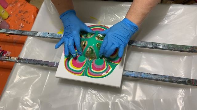 Big bottom we all have one! Pour with primary colors. смотреть онлайн