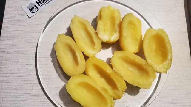 Отварной фаршированный картофель с яйцом и зеленым луком