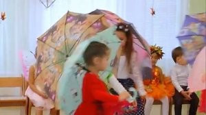 Танец с зонтиками (средняя группа)