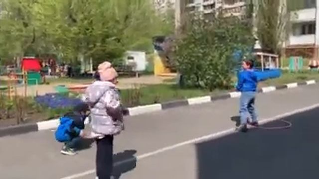 Дворовые игры – это народные развлечения, которые передаются из поколения в поколение.