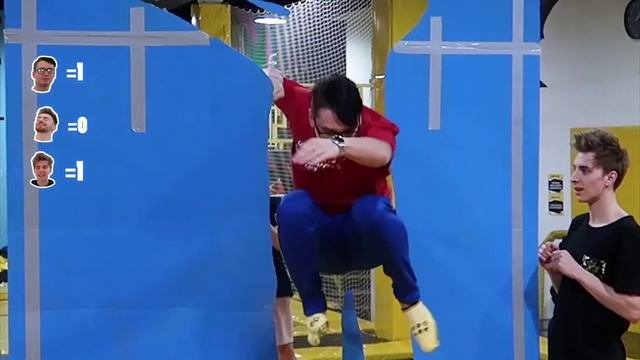 старое видео Влада где он прыгает через препятствия