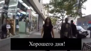 Девушка дико угарает на улицах Нью Йорка в США