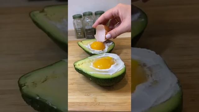 Очень вкусное авокадо запеченное с яйцом