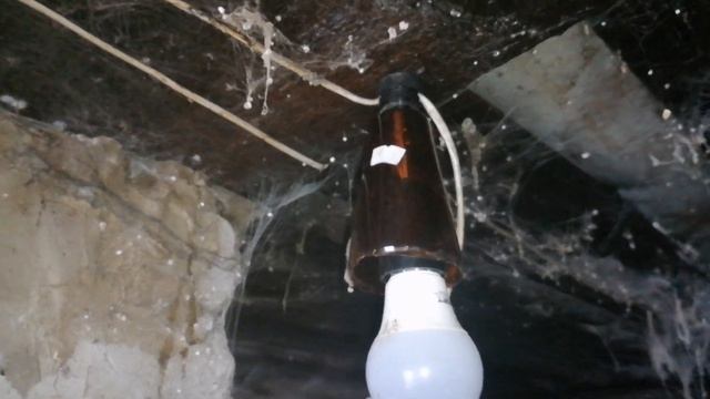 Крепим лампочку к потолку. Просто и надёжно. смотреть онлайн