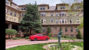 Прогулка с друзьями по красивому городку Маниту Спрингс. Штат Колорадо.