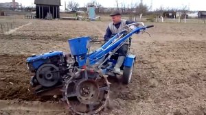 Мотоблок с самодельным адаптером и грунтозацепами.