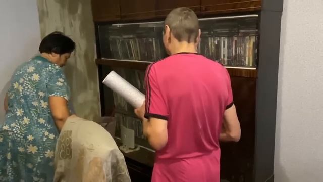 ДЕЛАЕМ РЕМОНТ У МЕНЯ В КОМНАТЕ 4 ДЕНЬ! ПОКЛЕЙ-КА ОБОЕВ ДЕНЬ 4 смотреть онлайн