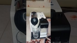Кофеварка DeLonghi EN 520.W Nespresso капсульная.