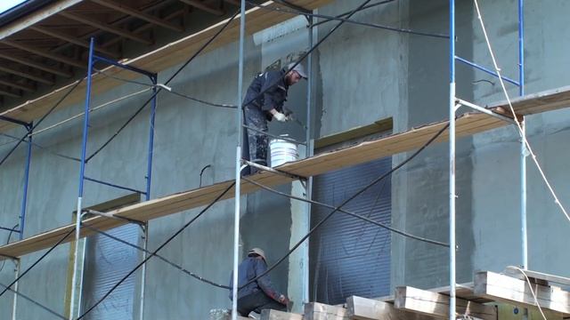 Базовый армирующий слой по минеральной вате в исполнении двух человек