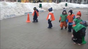 Подвижная игра для малышей «Цветные автомобили»