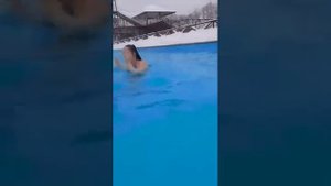 Мы с семьёй купаемся в бассейне.