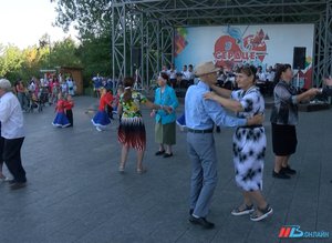 В Волгограде закружились на флешмобе в ритме «Волгоградского вальса»