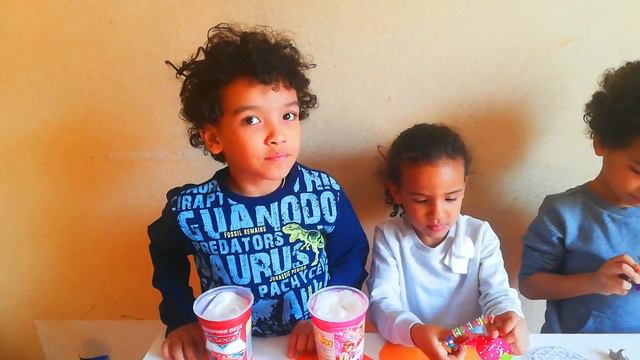 наш первы раз ест вкусно мама конфеты (trying russian candy vkusnamama). смотреть онлайн