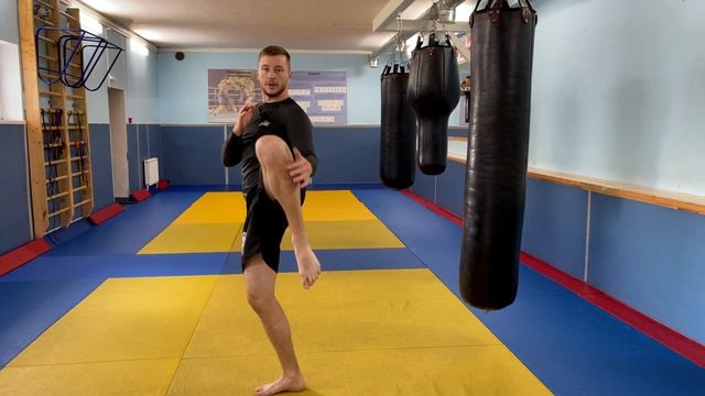 АЗБУКА УЛИЧНОГО БОЯ: Соединение ударной техники рук и ног. смотреть онлайн