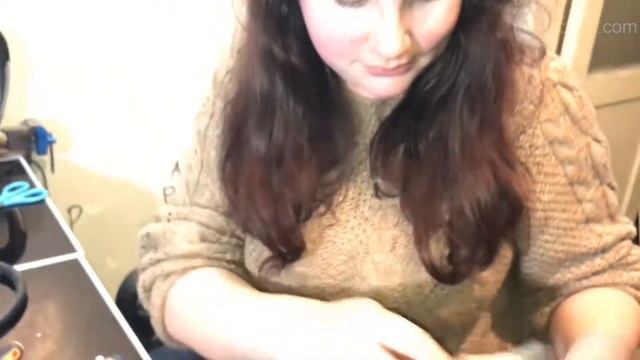 Профилактика ноутбука | SuperDetka разбирает ноутбук сама | Женщина меняет прокладку и пасту смотреть онлайн