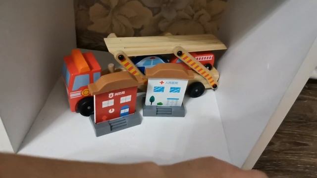 Совмещаем развивашки и ролевую игру. Игрушки на полках у ребёнка 2+