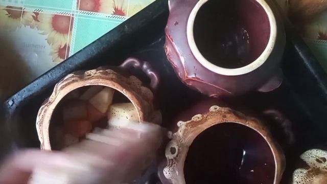 Жаркое по-домашнему. Горшочки с курицей и овощами. Курица в горшке с овощами.