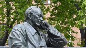 Памятник писателю и поэту Сергею Михалкову на Поварской улице