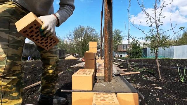 Строительство кирпичных столбов для забора под шаблон