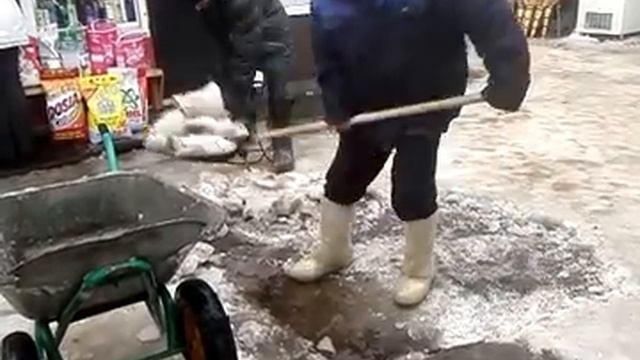 Уборка льда перфоратором смотреть онлайн