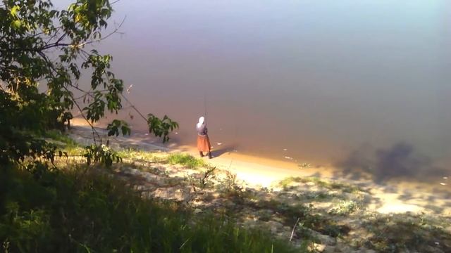 Бабушка ловит рыбу . смотреть онлайн