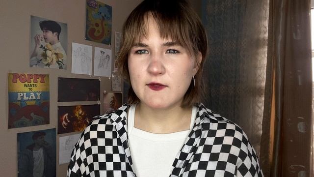 какая-то девочка отвечает на вопросы