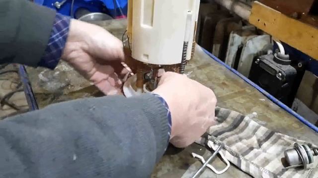 Замена датчика давления топлива. Лада Приора. смотреть онлайн