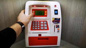 Снимаем наличку с игрушечного банкомата.