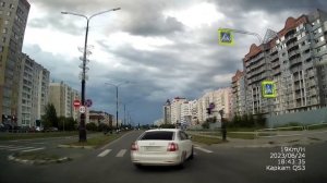 Машина сбила на пешеходном переходе женщину с сыном. Видео с регистраторов / 08-08-2023