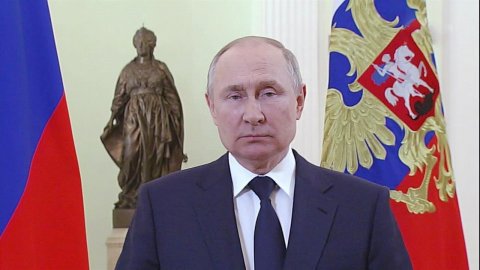 Российских женщин с 8 марта поздравил Владимир Путин