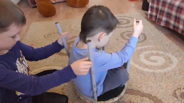 Как сделать карусель своими руками дома.  Дети развлекаются!