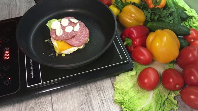 Горячие бутерброды. С колбасой и сыром. Вкусный завтрак. смотреть онлайн