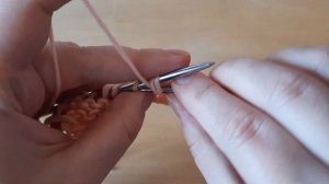 Вяжем рельефный узор с горизонтальными дорожками спицами.