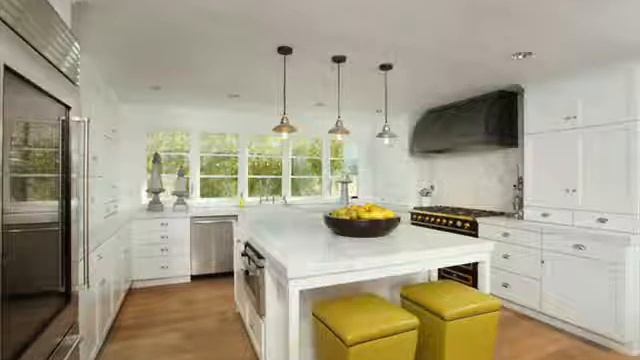 2018 Nautilus - Ultra chic home in highly sought Baycrest. смотреть онлайн