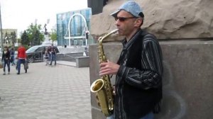 Харьков. Саксофонист на Сумской играет "Семь сорок"