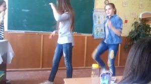 Школьниц на танцуют
