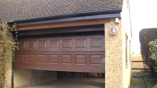 Chalfont GRP wood grain sectional garage door in operation смотреть онлайн