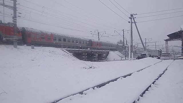 «На Кавказе мороз!» ЭП1М - 709 с пассажирским поездом №121 Владикавказ - СПБ и приветливой бригадой смотреть онлайн