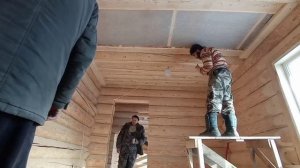 Потолок из лиственницы от начала до конца. Отделка не обрезной доской.Творчество.