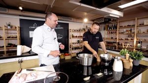 Варим насыщенный КУРИНЫЙ БУЛЬОН. Как правильно разделать курицу #190 от Ильи Лазерсона