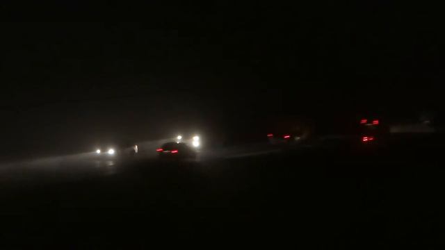 Федеральная трасса утром в городе Уссурийске.Загадка:где стоят детикоторым нужно добраться до школ