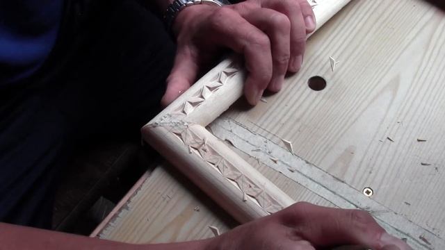 геометрическая резьба на рамке.