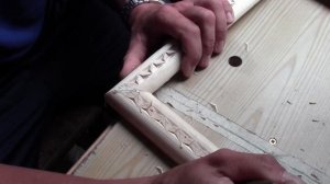 геометрическая резьба на рамке.